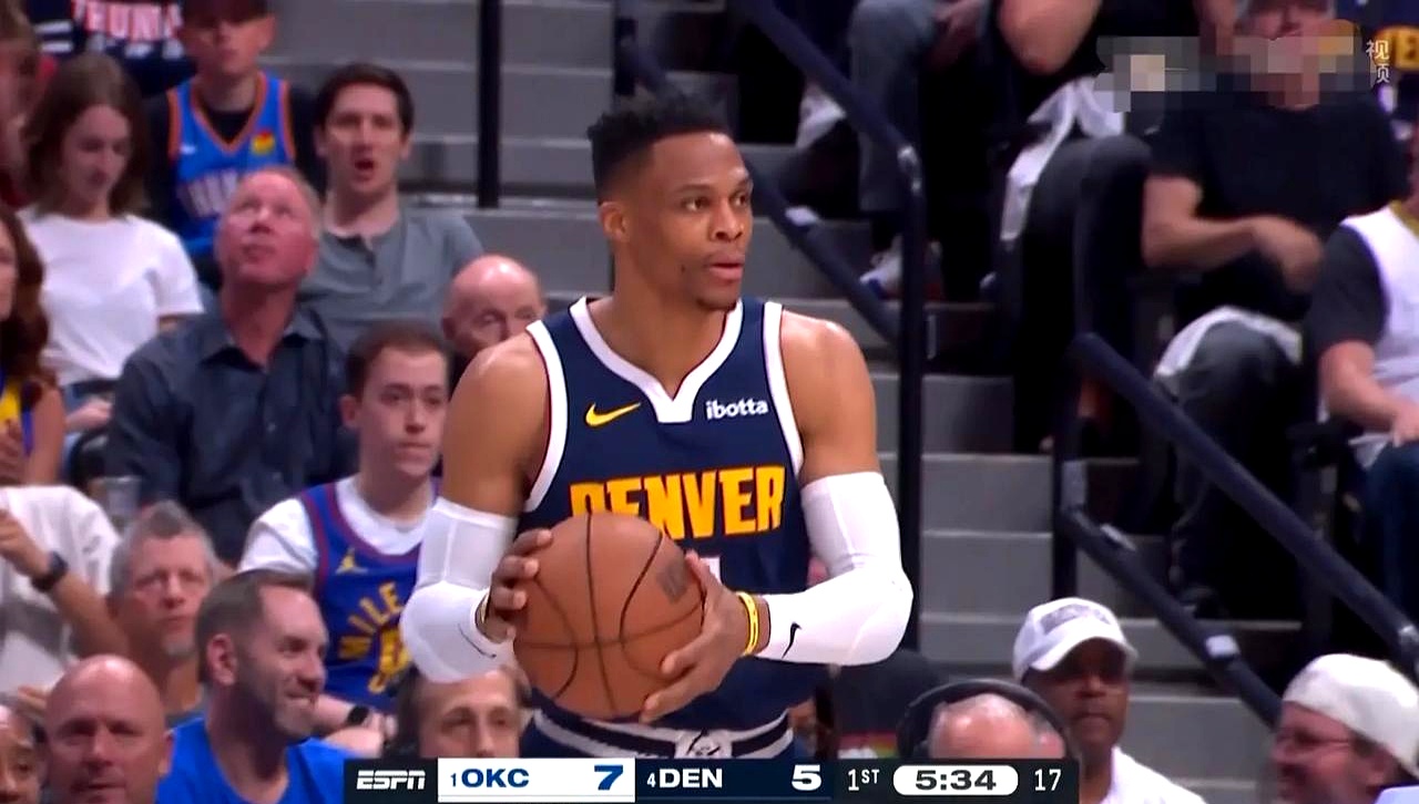 加拿大男篮强势勇士B队,威斯布鲁克三分雨点燃全场 加拿大男篮强势勇士B队,威斯布鲁克三分雨点燃全场