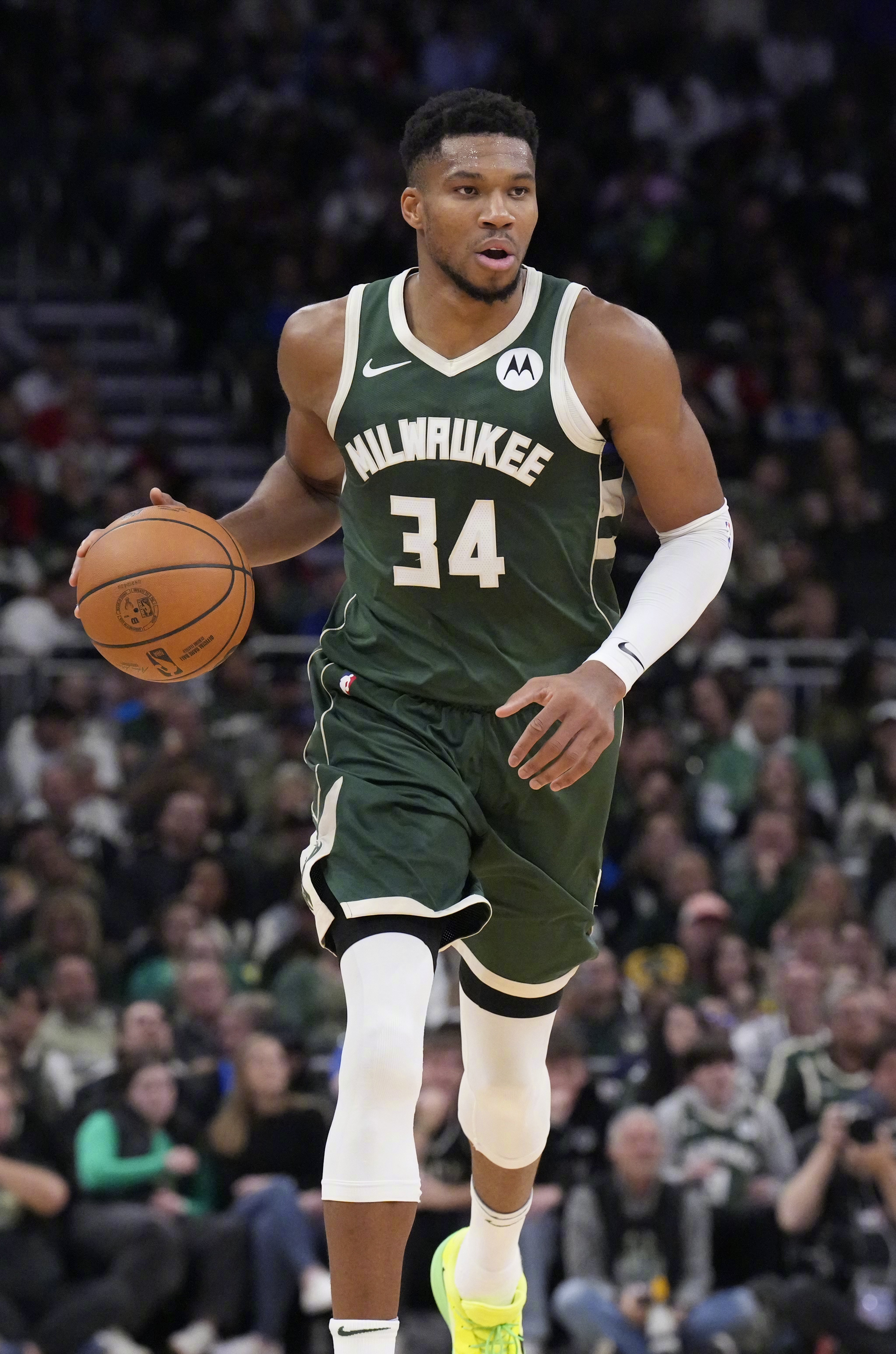 西班牙男篮碾压雄鹿B队,米切尔统治全场 西班牙男篮碾压雄鹿B队,米切尔统治全场