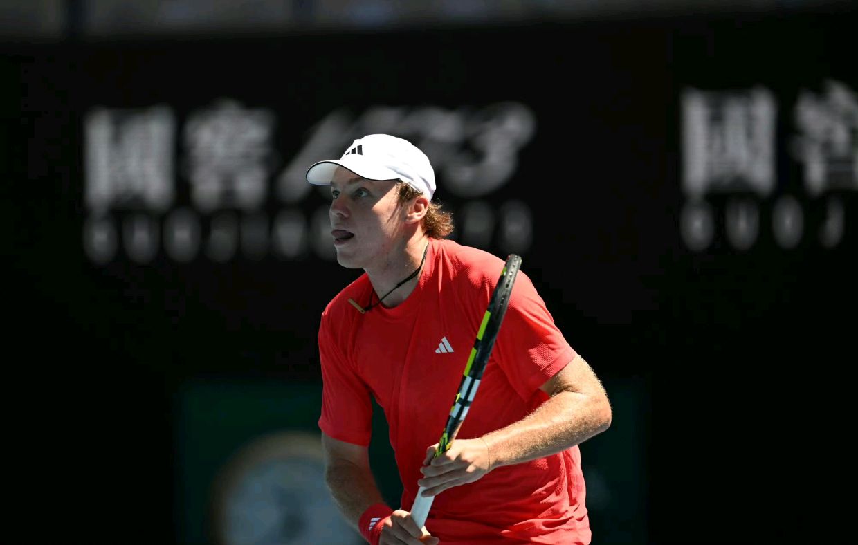 意大利网球队绝地反击英国网球队,西西帕斯统治全场的简单介绍 意大利网球队绝地反击英国网球队,西西帕斯统治全场的简单介绍