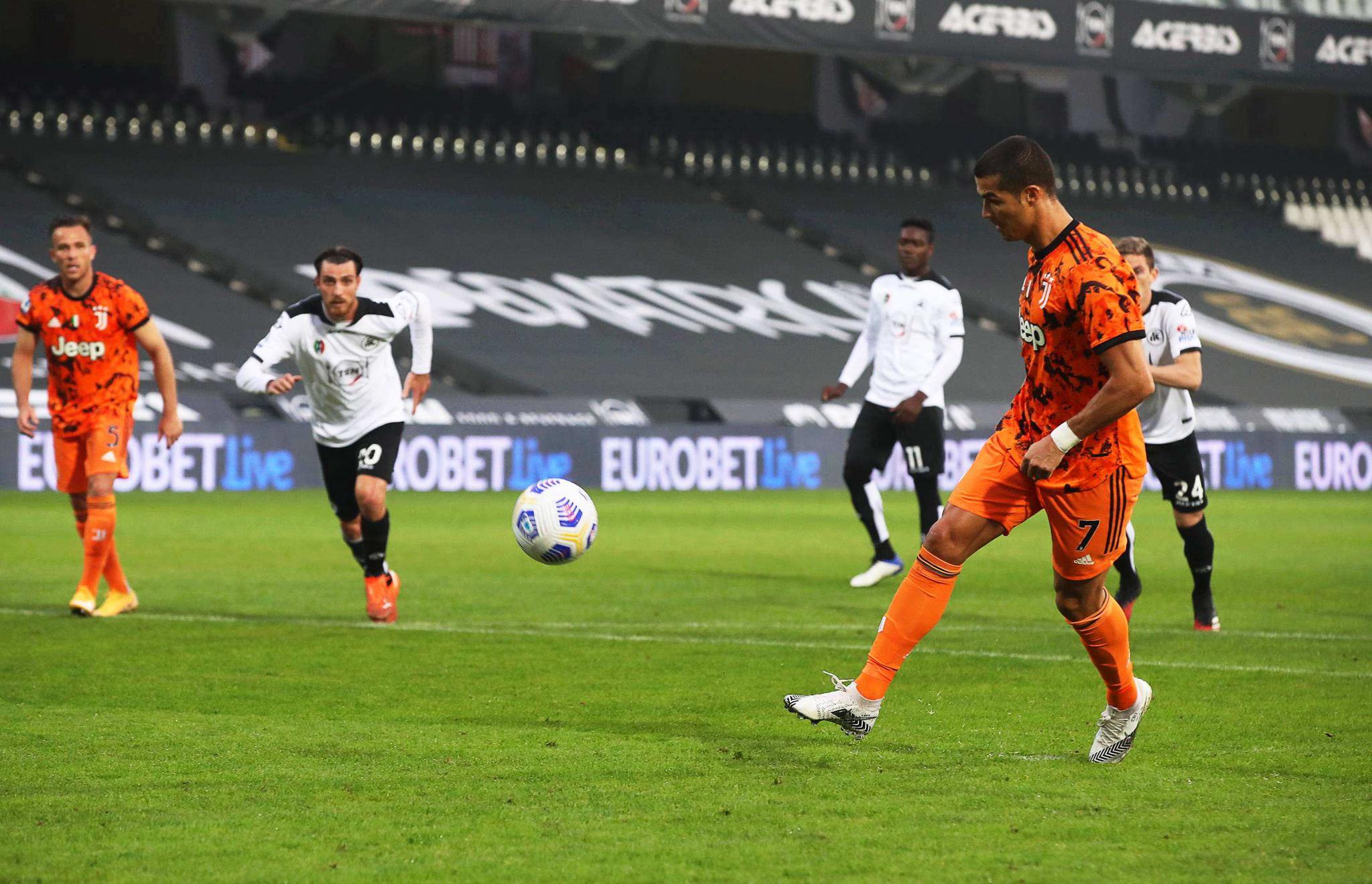 尤文力克曼联,特尔施特根一己之力扛起全队的简单介绍 尤文力克曼联,特尔施特根一己之力扛起全队的简单介绍